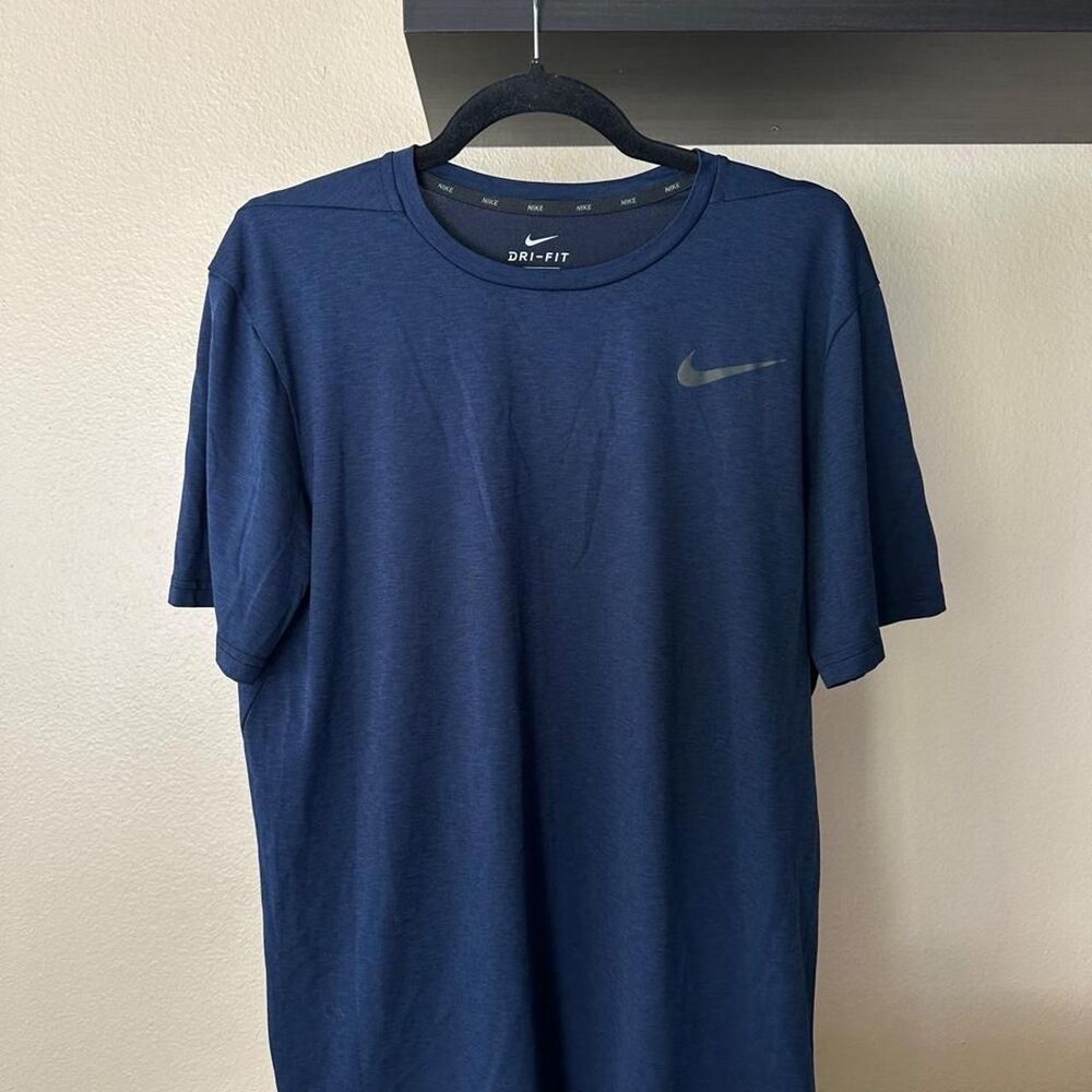 Nike Men's Navy and Blue T-shirt